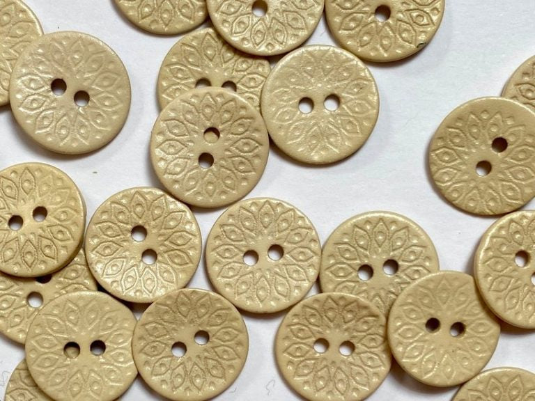 Opaque Cream Shell Floral Buttons / TGB5184 (18mm)