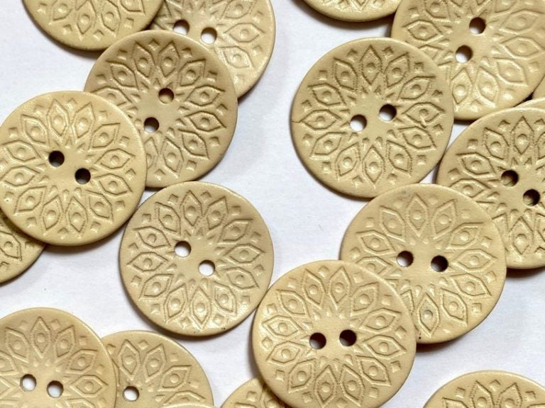 Opaque Cream Shell Floral Buttons / TGB5183 (22mm)