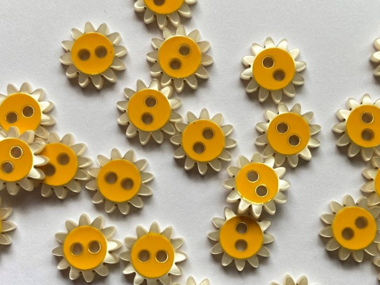 Pearly Daisy Buttons / TGB4438 (12mm)