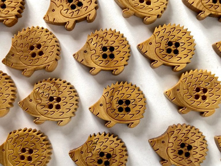 Wood Hedgehog Buttons / TGB5069  (18mm)