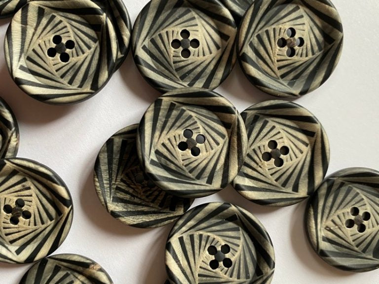 Natural Horn Buttons with Leaf Design / TGB5606 (23mm)